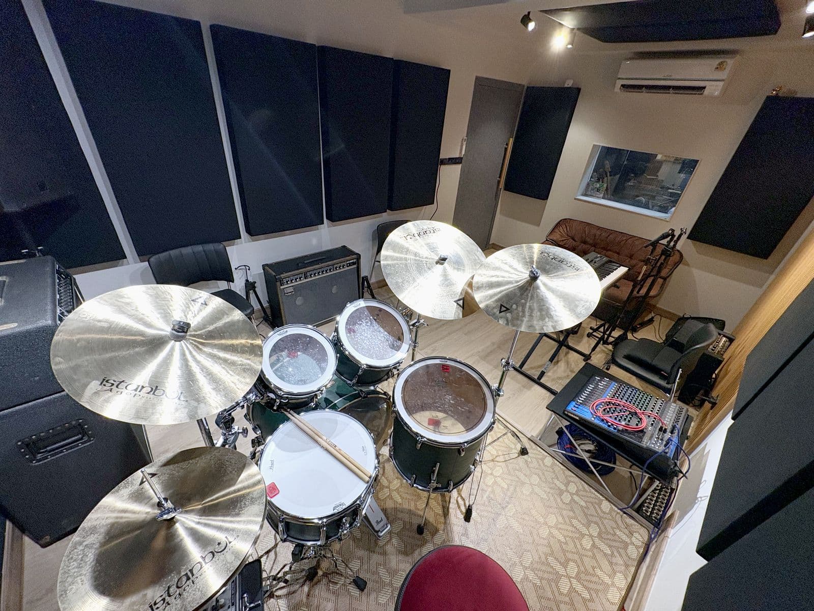 กลองชุดพร้อมฉาบ Istanbul Agop ในห้องซ้อม